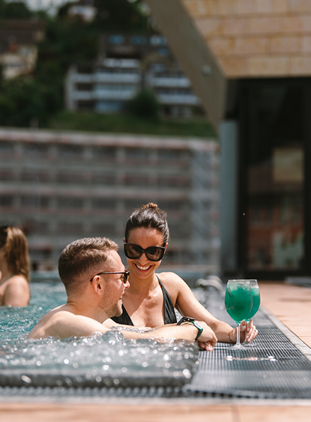drinks im pool_summer opening